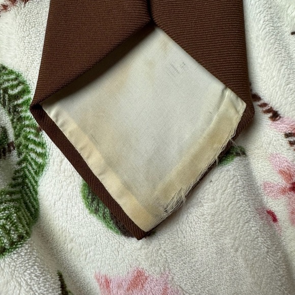 Elegant Brown Men's Tie - Picture 3 of 4